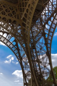 Analogie visuelle entre la tour Eiffel et la toile du www